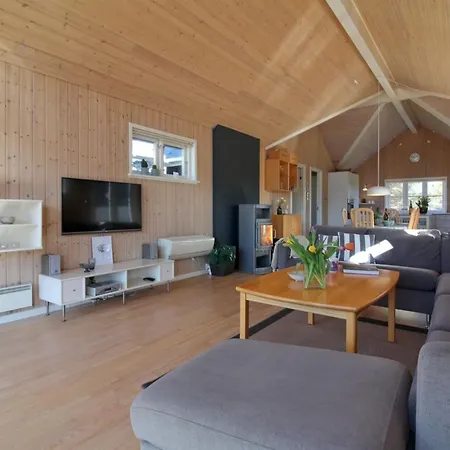 Tilda - 275m From The Sea By Interhome Nyaraló *